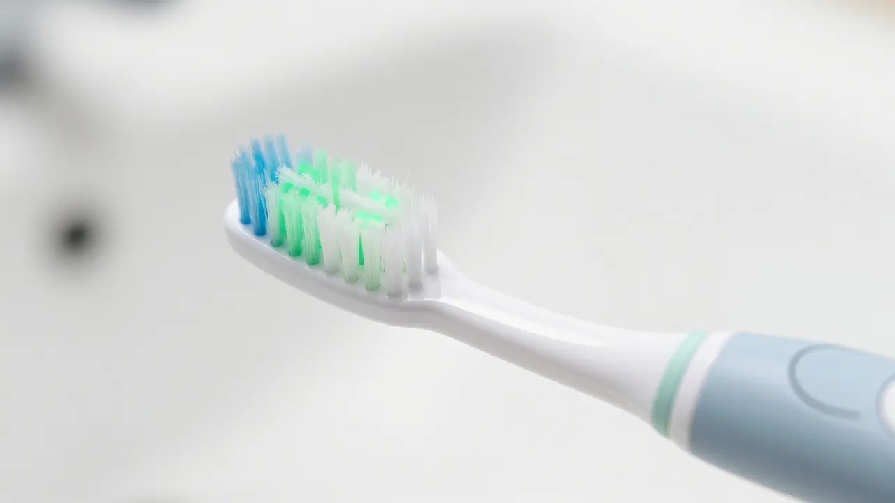 Jemná elektrická kartička čistí zuby pod správným úhlem u dásní bez tlaku.