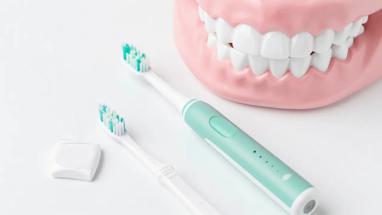 Nástroje pro správnou ústní hygienu: kartáček, nit a mezizubní kartáčky